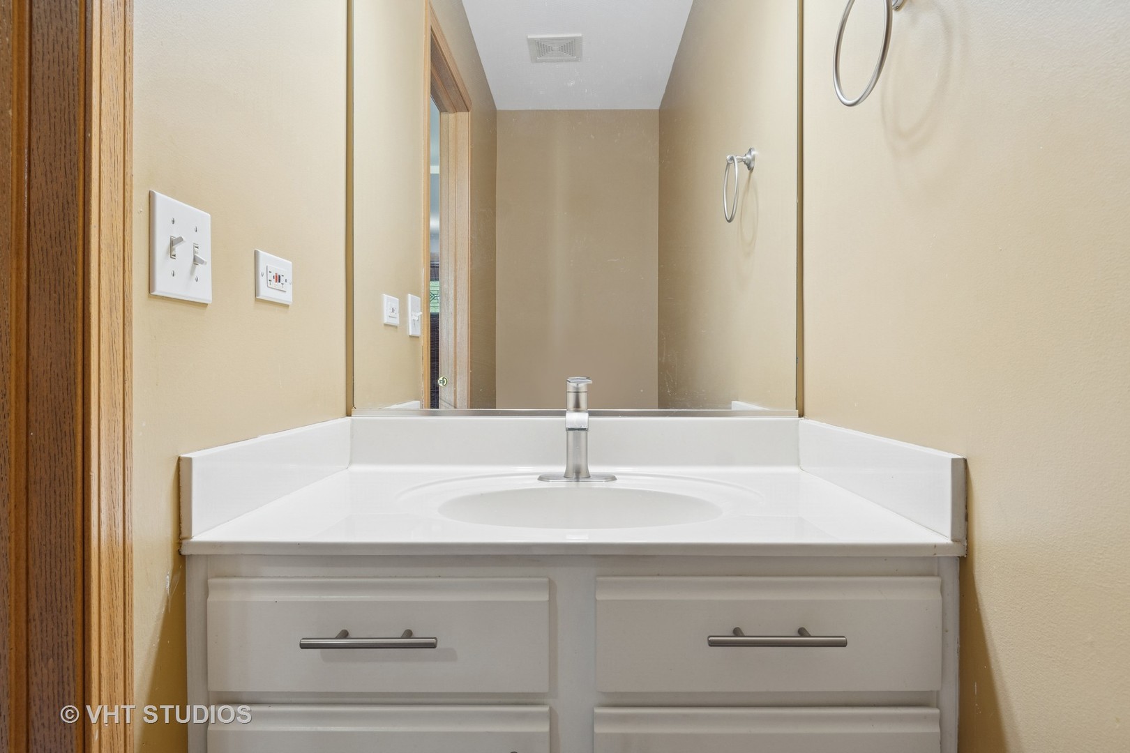 2477 Smithfield Court Aurora, IL 60503 - Photo 10 of 17 a sink with a mirror