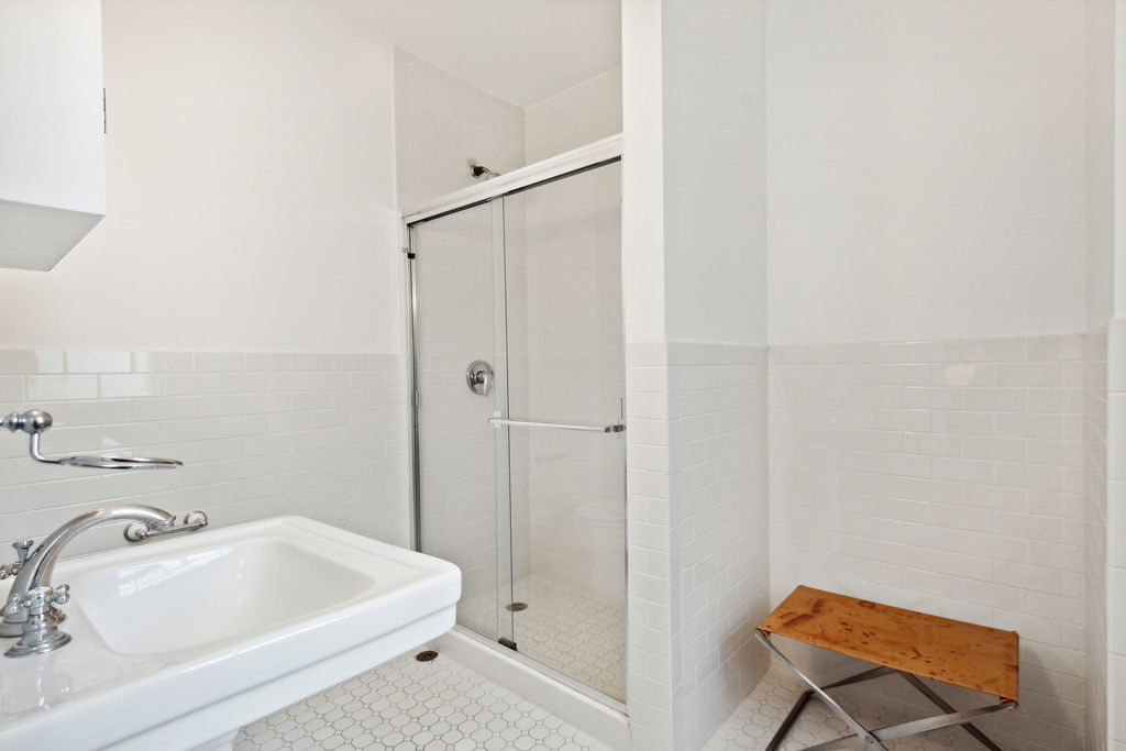 415 West Aldine Avenue, Unit 9D Chicago, IL 60657 - Photo 19 of 32 a bathroom with a tub and a sink