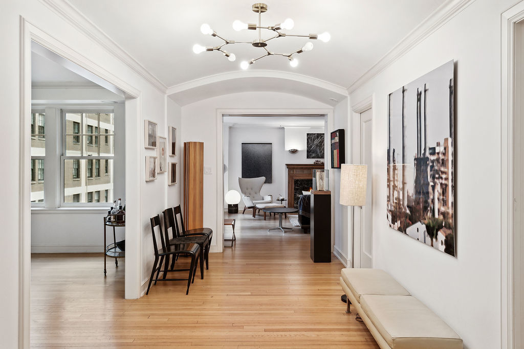 415 West Aldine Avenue, Unit 9D Chicago, IL 60657 - Photo 2 of 32 a view of a livingroom with furniture and hardwood floor