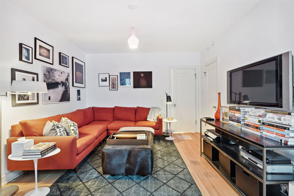 415 West Aldine Avenue, Unit 9D Chicago, IL 60657 - Photo 21 of 32 a living room with furniture and a flat screen tv