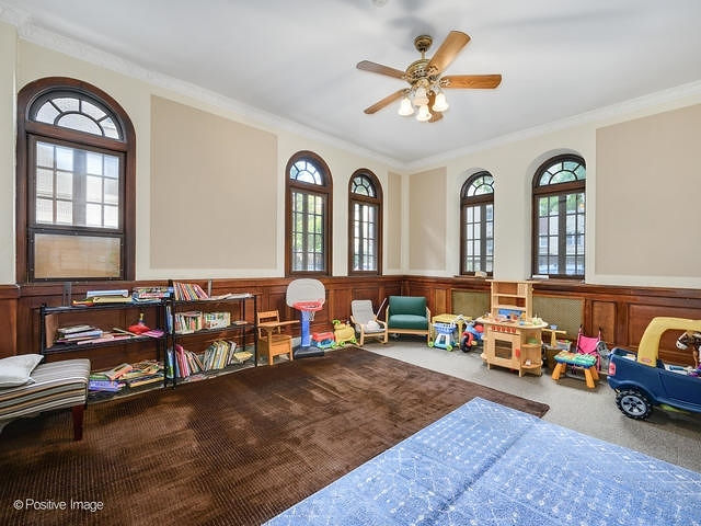 415 West Aldine Avenue, Unit 9D Chicago, IL 60657 - Photo 28 of 32 a living room with furniture and a large window