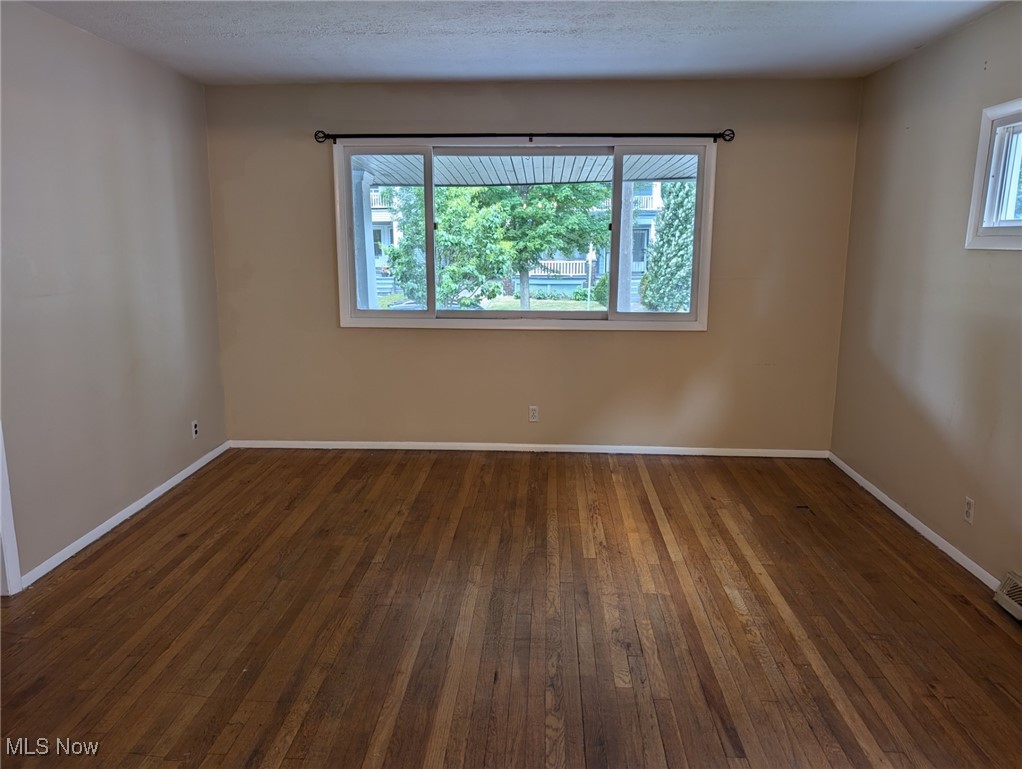 2549 Kendall Road Cleveland, OH 44120 - Photo 4 of 26 1st Floor Living Room