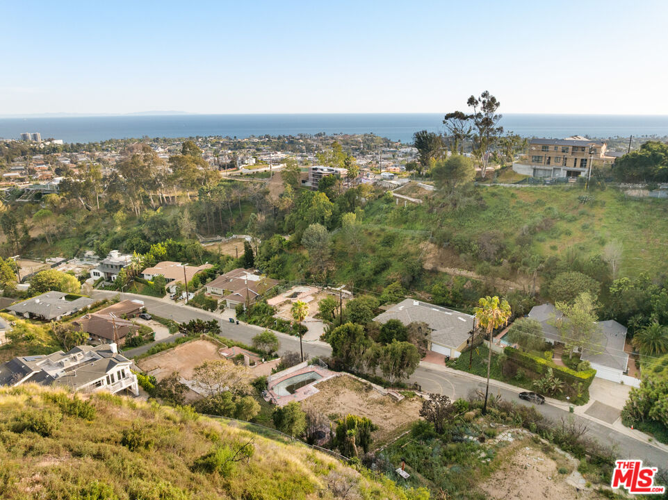 1412 Marinette Road Pacific Palisades, CA 90272 - Photo 2 of 8