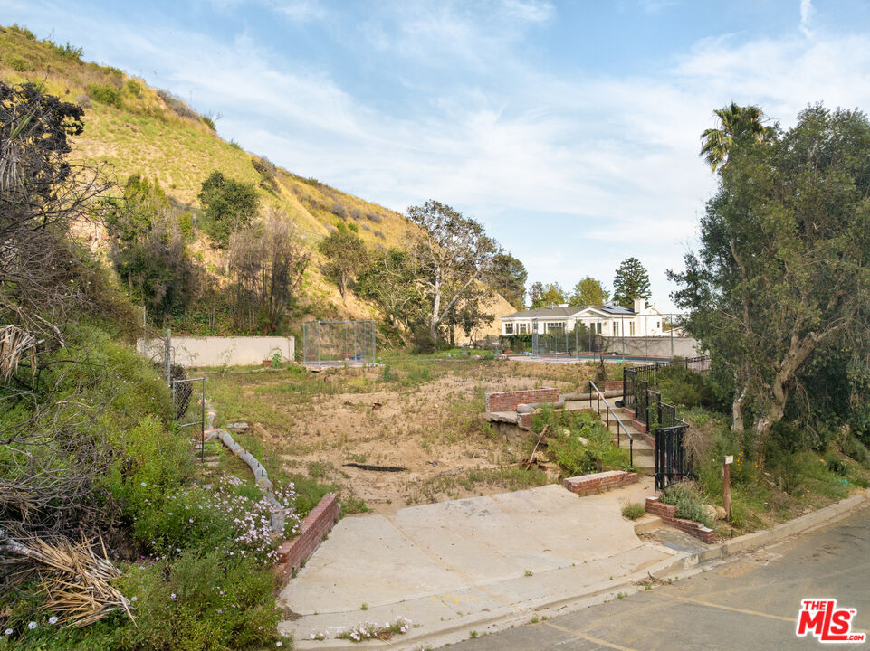 1412 Marinette Road Pacific Palisades, CA 90272 - Photo 3 of 8