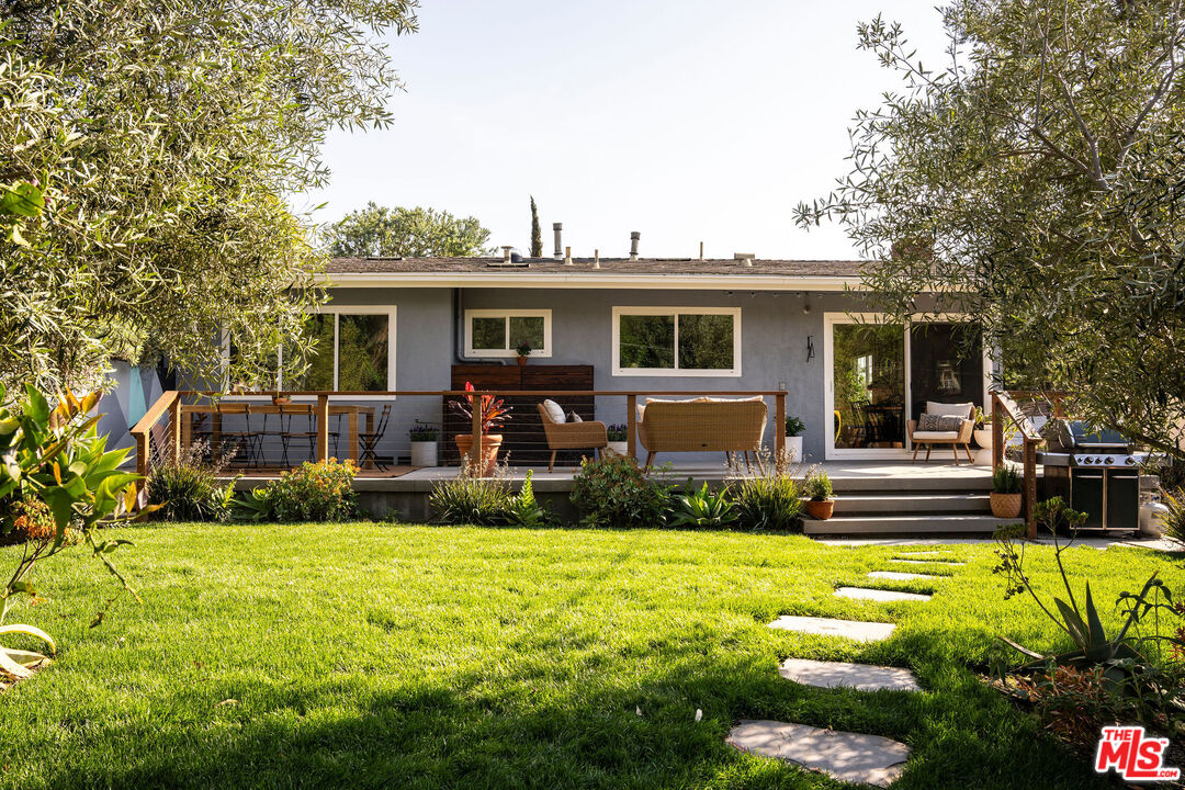 258 Redwood Drive Pasadena, CA 91105 - Photo 23 of 34 a front view of house with yard and green space