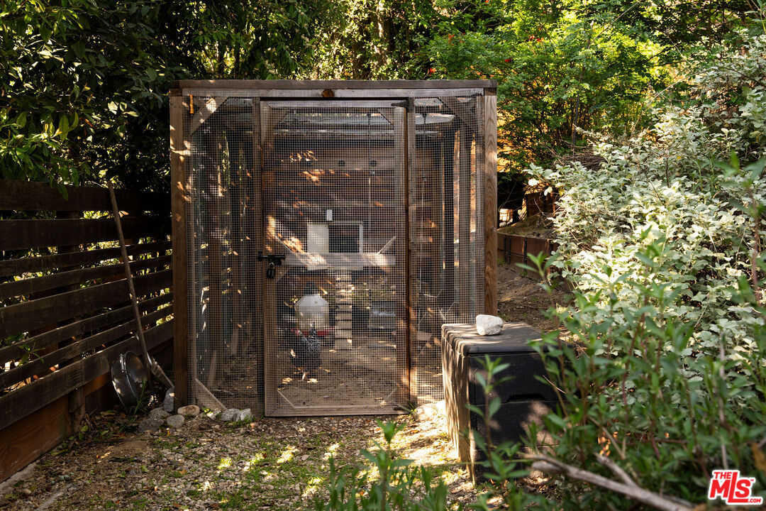 258 Redwood Drive Pasadena, CA 91105 - Photo 33 of 34 a view of outdoor space