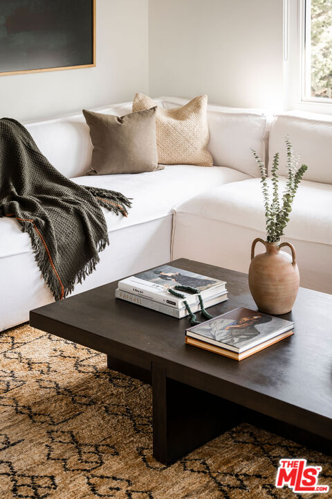 258 Redwood Drive Pasadena, CA 91105 - Photo 7 of 34 a living room with furniture and lamp