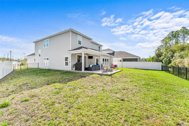 a view of a house with backyard and garden