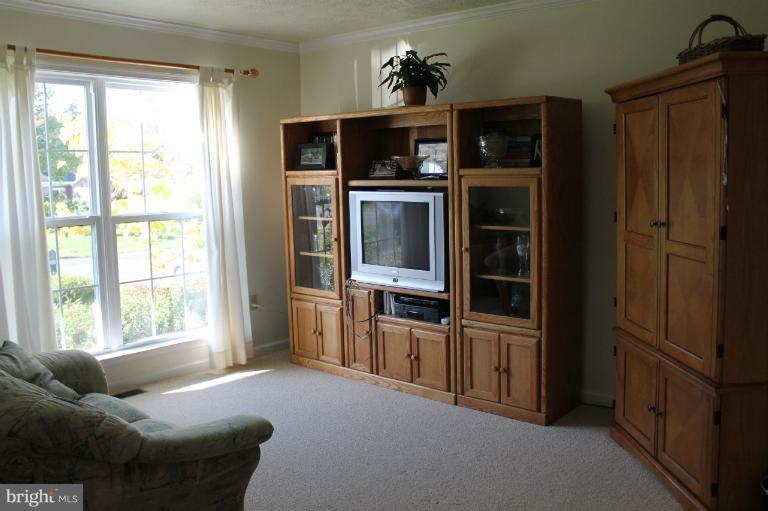 211 Canyon Road Winchester, VA 22602 - Photo 2 of 23 Living Room