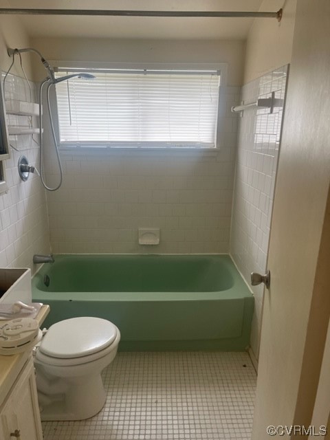 9504 Gayton Road Henrico, VA 23229 - Photo 4 of 8 a bathroom with a toilet a sink and bathtub