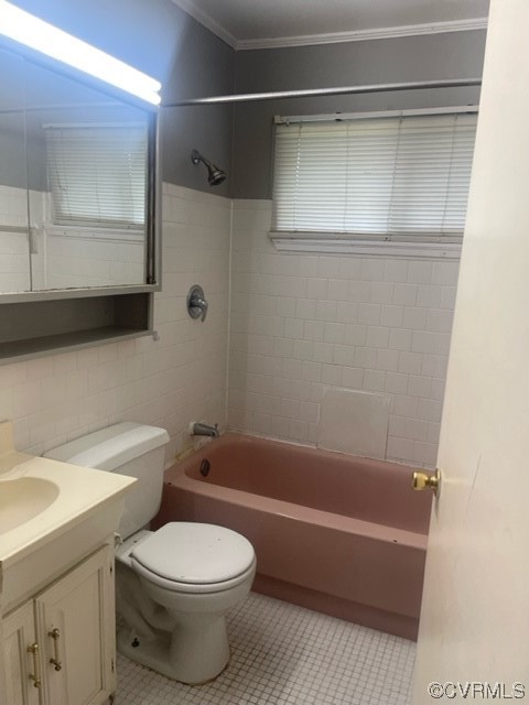 9504 Gayton Road Henrico, VA 23229 - Photo 5 of 8 a bathroom with a toilet a sink and bathtub