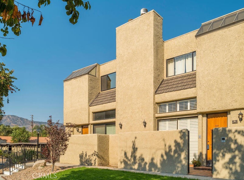 984 West Riverside Drive Burbank, CA 91506 - Photo 1 of 6