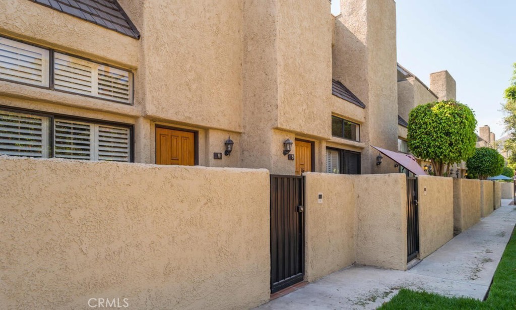984 West Riverside Drive Burbank, CA 91506 - Photo 2 of 6