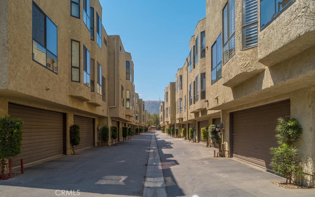 984 West Riverside Drive Burbank, CA 91506 - Photo 3 of 6