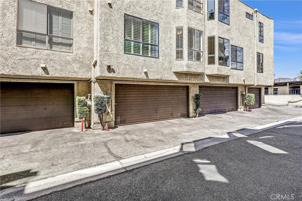 984 West Riverside Drive Burbank, CA 91506 - Photo 4 of 35 a front view of a building with garage