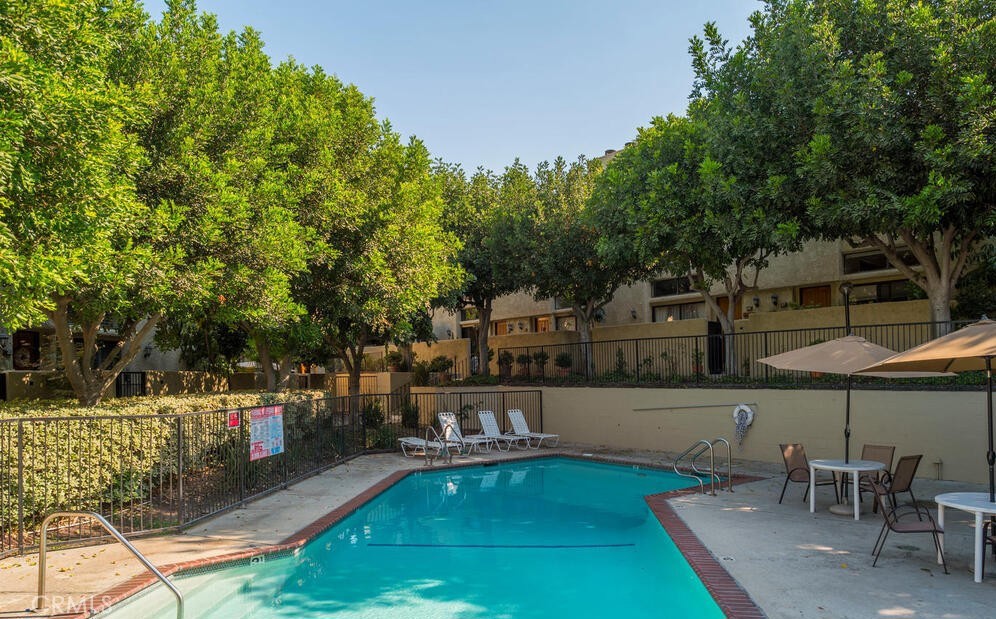984 West Riverside Drive Burbank, CA 91506 - Photo 4 of 6