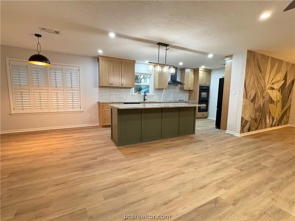 $425,000 | 3710 Windridge Drive, Bryan, TX 77802