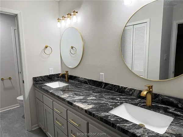 $425,000 | 3710 Windridge Drive, Bryan, TX 77802