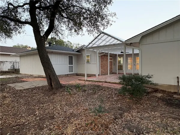 $425,000 | 3710 Windridge Drive, Bryan, TX 77802