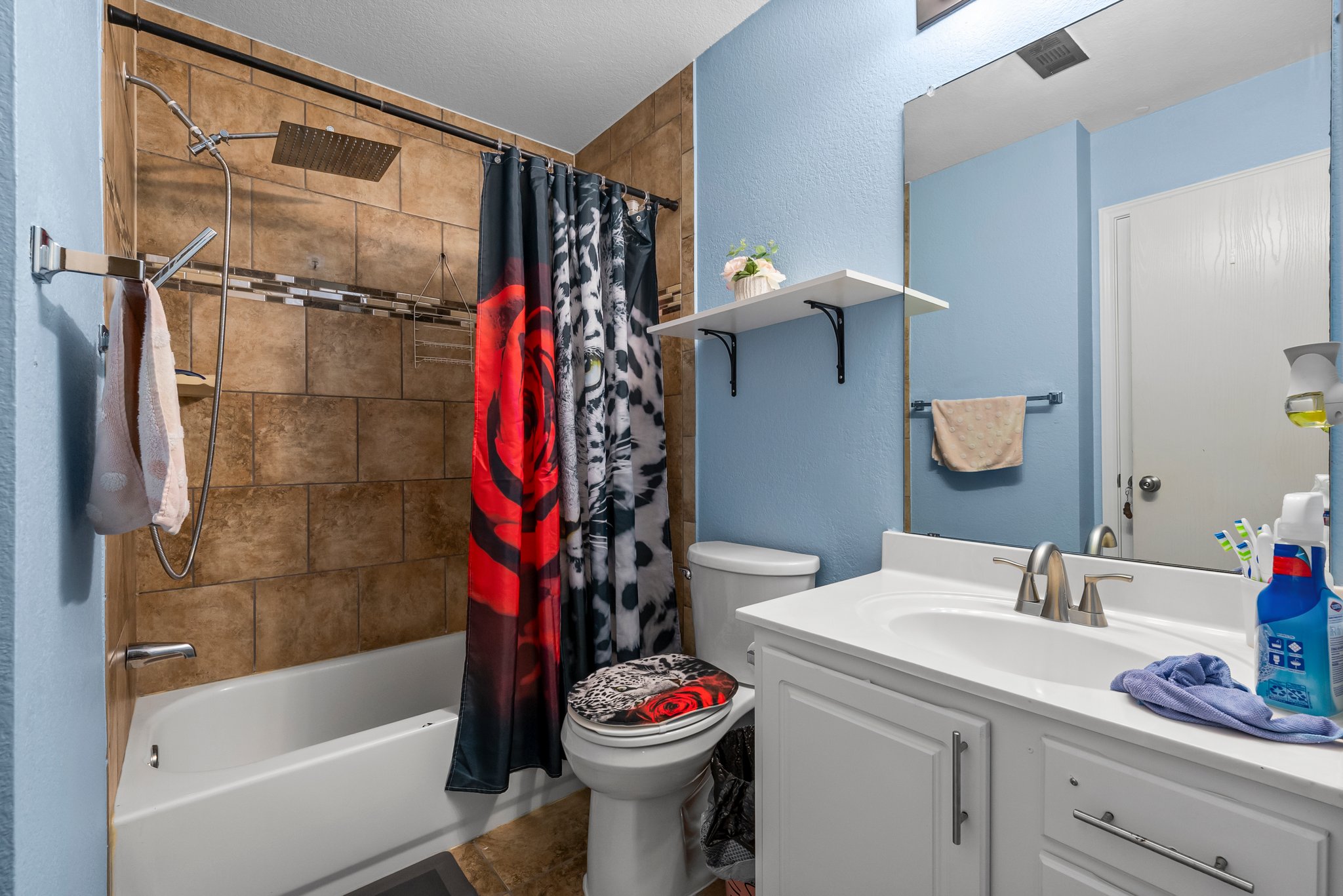 6829 Walkup Lane Austin, TX 78747 - Photo 13 of 18 A well-appointed bathroom featuring a tiled shower, complete with modern fixtures.