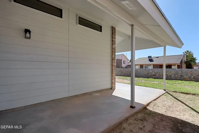 a view of a backyard