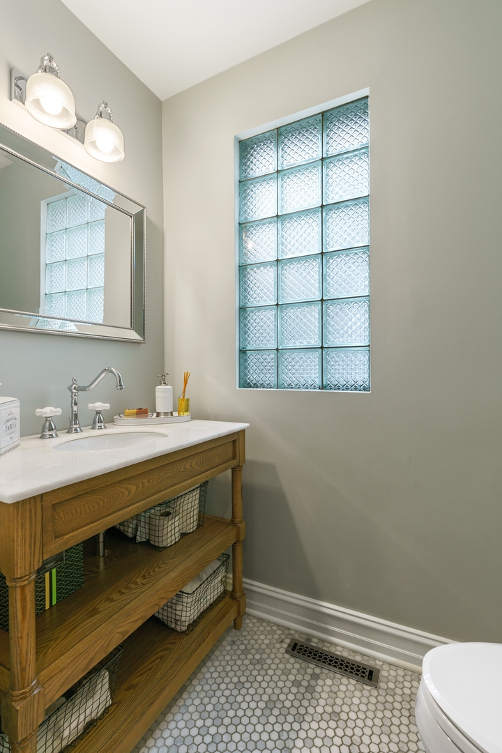 1926 West Fletcher Street Chicago, IL 60657 - Photo 19 of 26