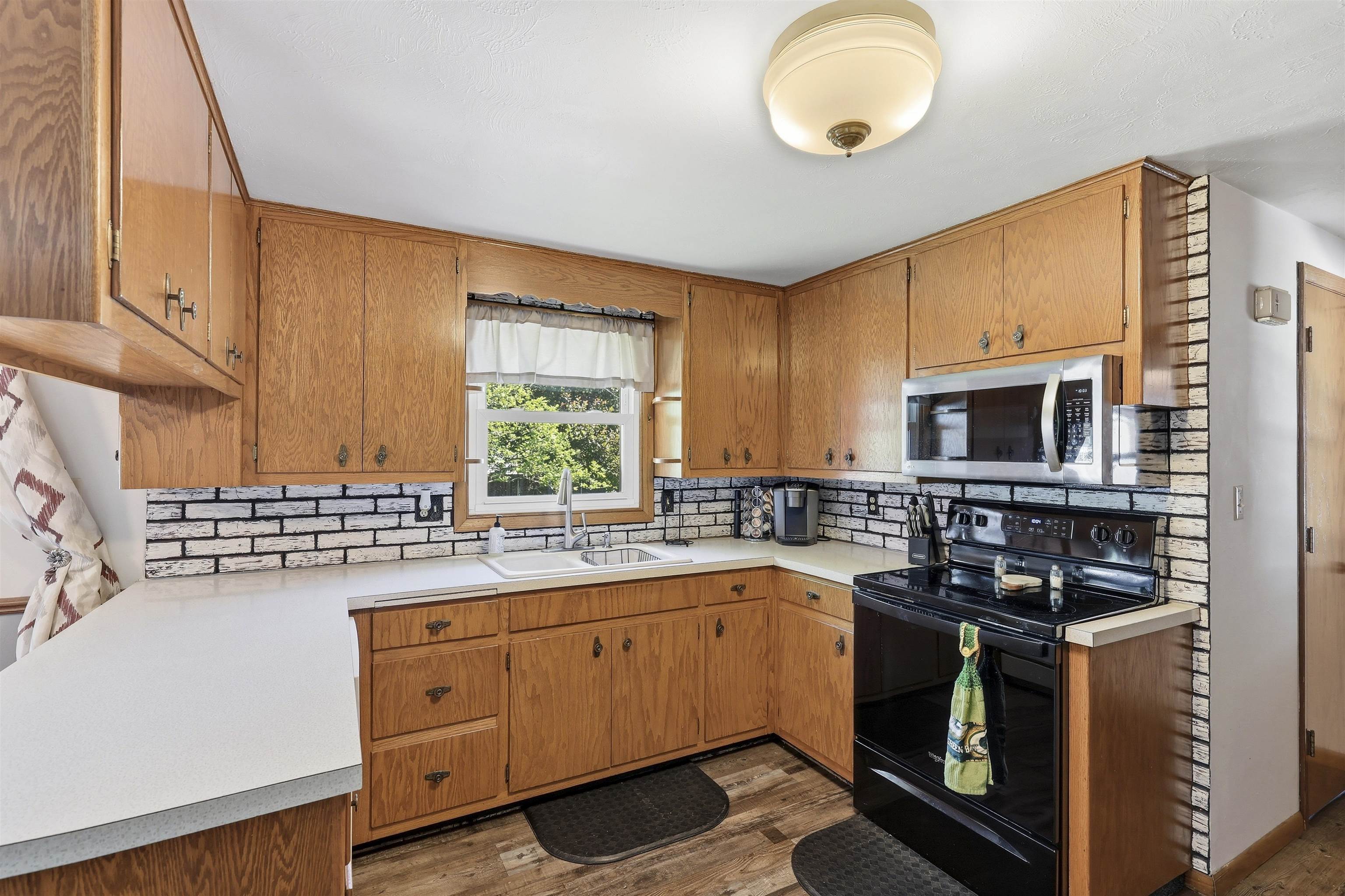 1530 Glen Road Green Bay, WI 54313 - Photo 8 of 34