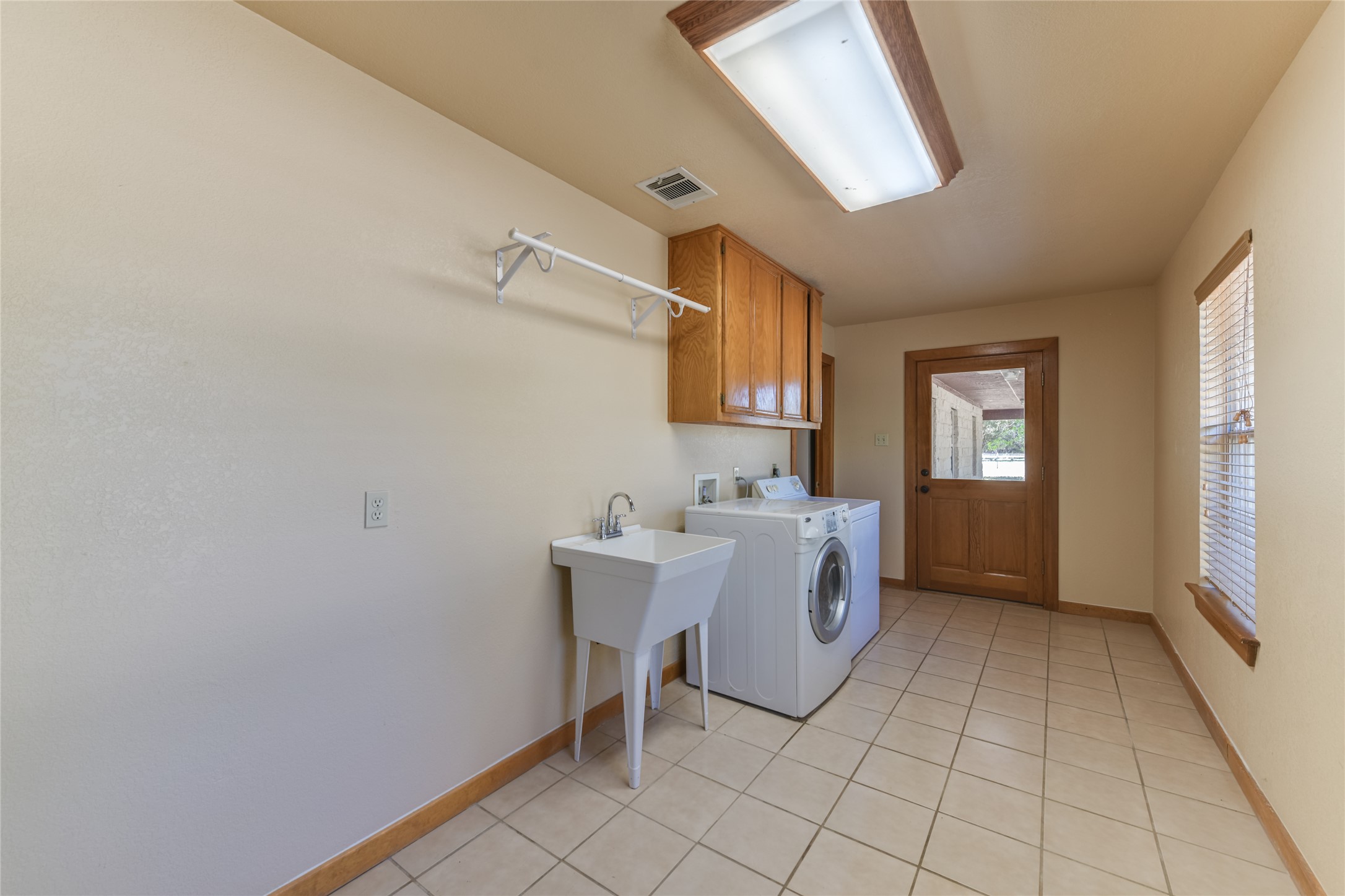 1201 Sandy Point Road Wimberley, TX 78676 - Photo 28 of 40 a room with a sink and a window