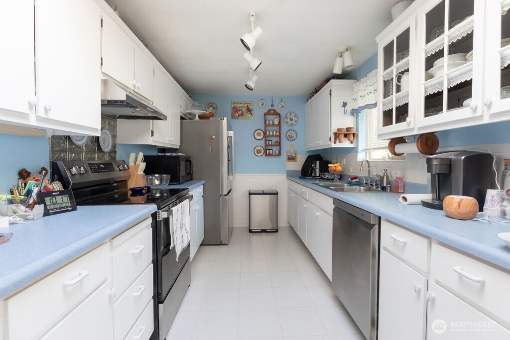 371 Flora Place Forks, WA 98331 - Photo 8 of 40 a kitchen with stainless steel appliances granite countertop a sink stove and refrigerator