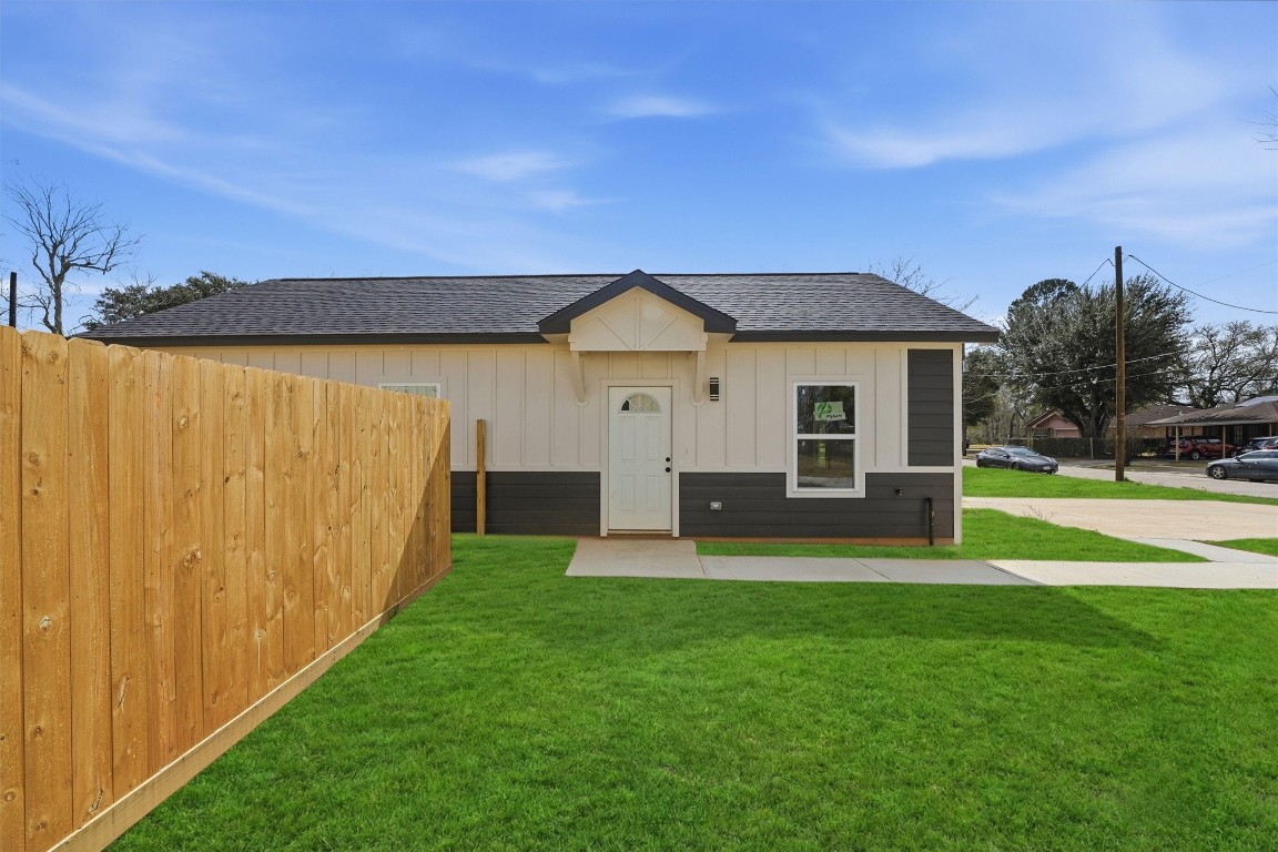 2250 Cable Avenue Beaumont, TX 77703 - Photo 2 of 21 a front view of a house with garden