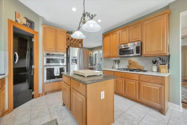 $599,500 | 1639 Lakeside Enclave Drive, Houston, TX 77077