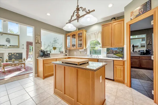 $599,500 | 1639 Lakeside Enclave Drive, Houston, TX 77077