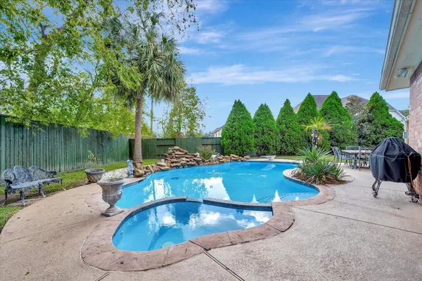 $599,500 | 1639 Lakeside Enclave Drive, Houston, TX 77077