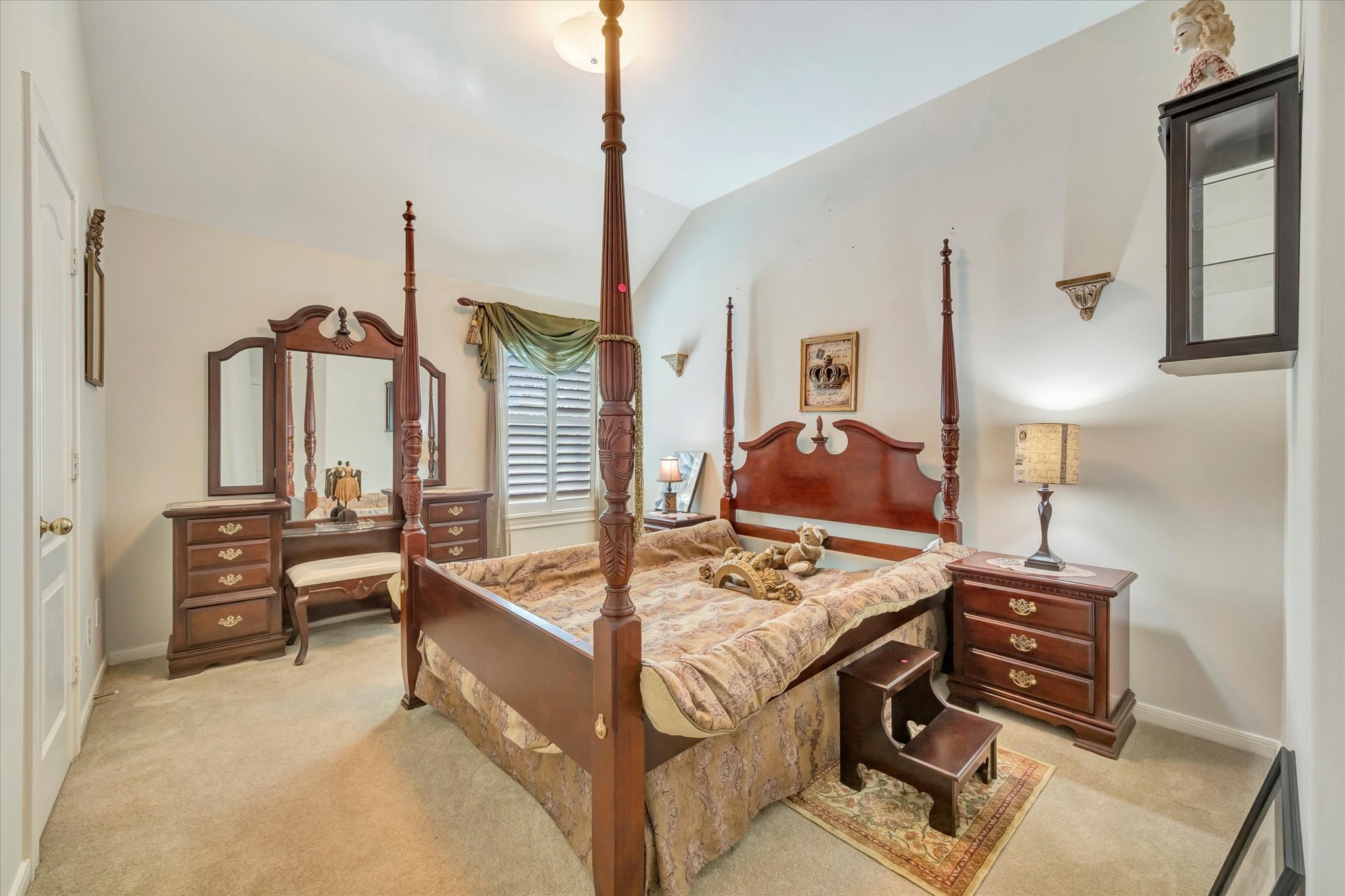 1639 Lakeside Enclave Drive Houston, TX 77077 - Photo 33 of 38 a living room with furniture