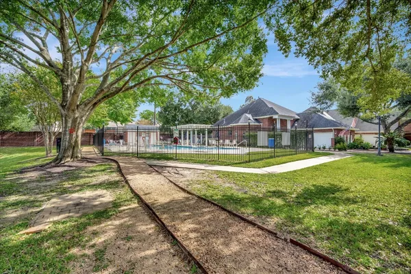 $599,500 | 1639 Lakeside Enclave Drive, Houston, TX 77077