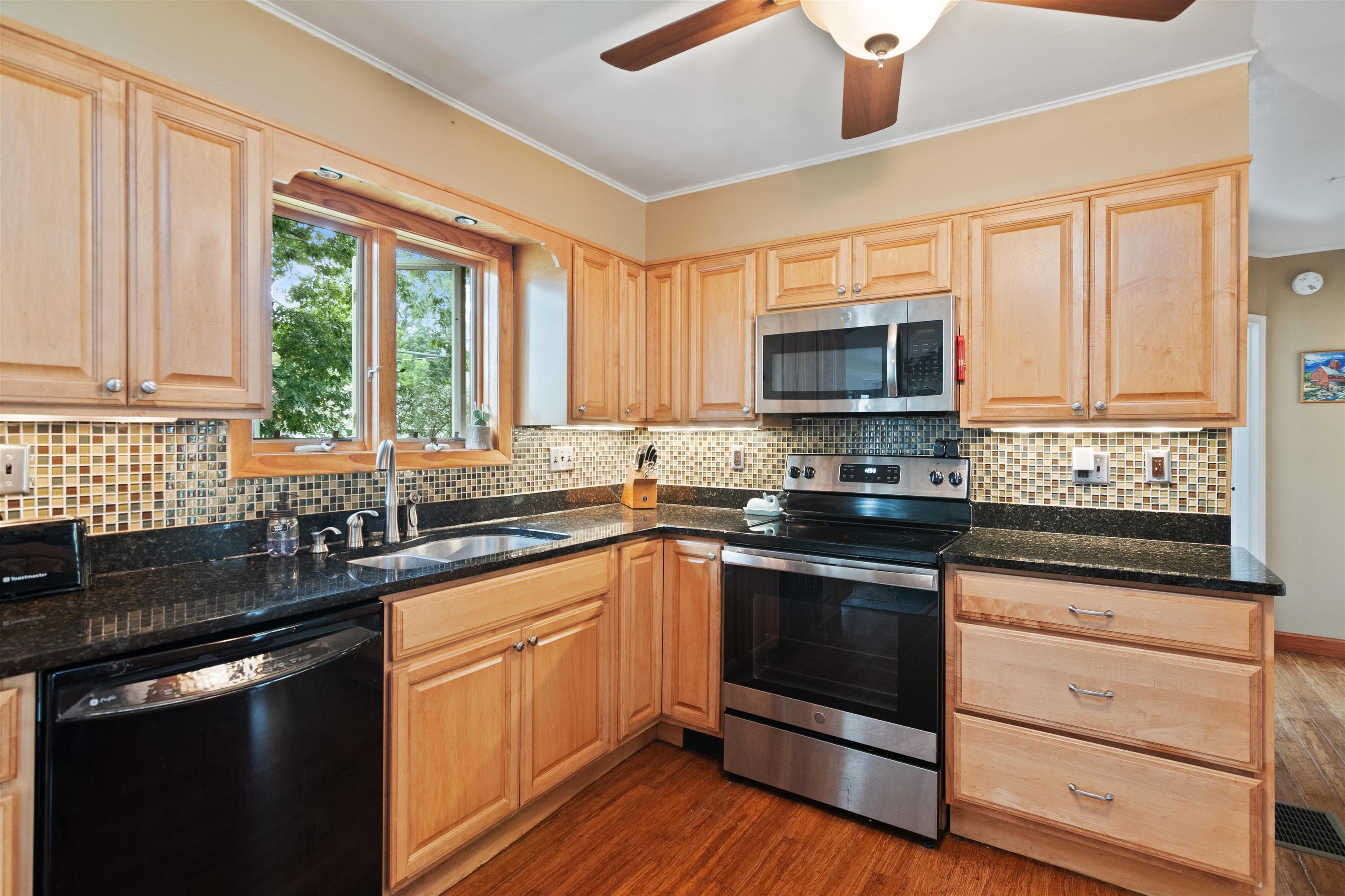 229 Woodlawn Road Burlington, VT 05408 - Photo 4 of 39 Gallery Image 4