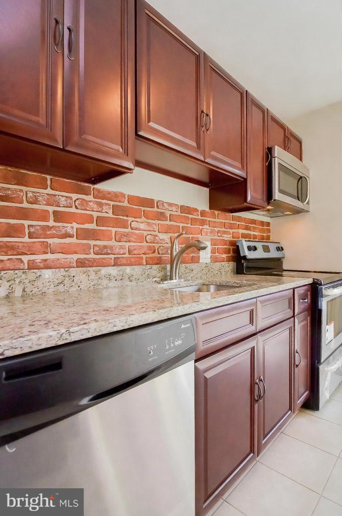 6313 Bardu Avenue Springfield, VA 22152 - Photo 3 of 29 Kitchen