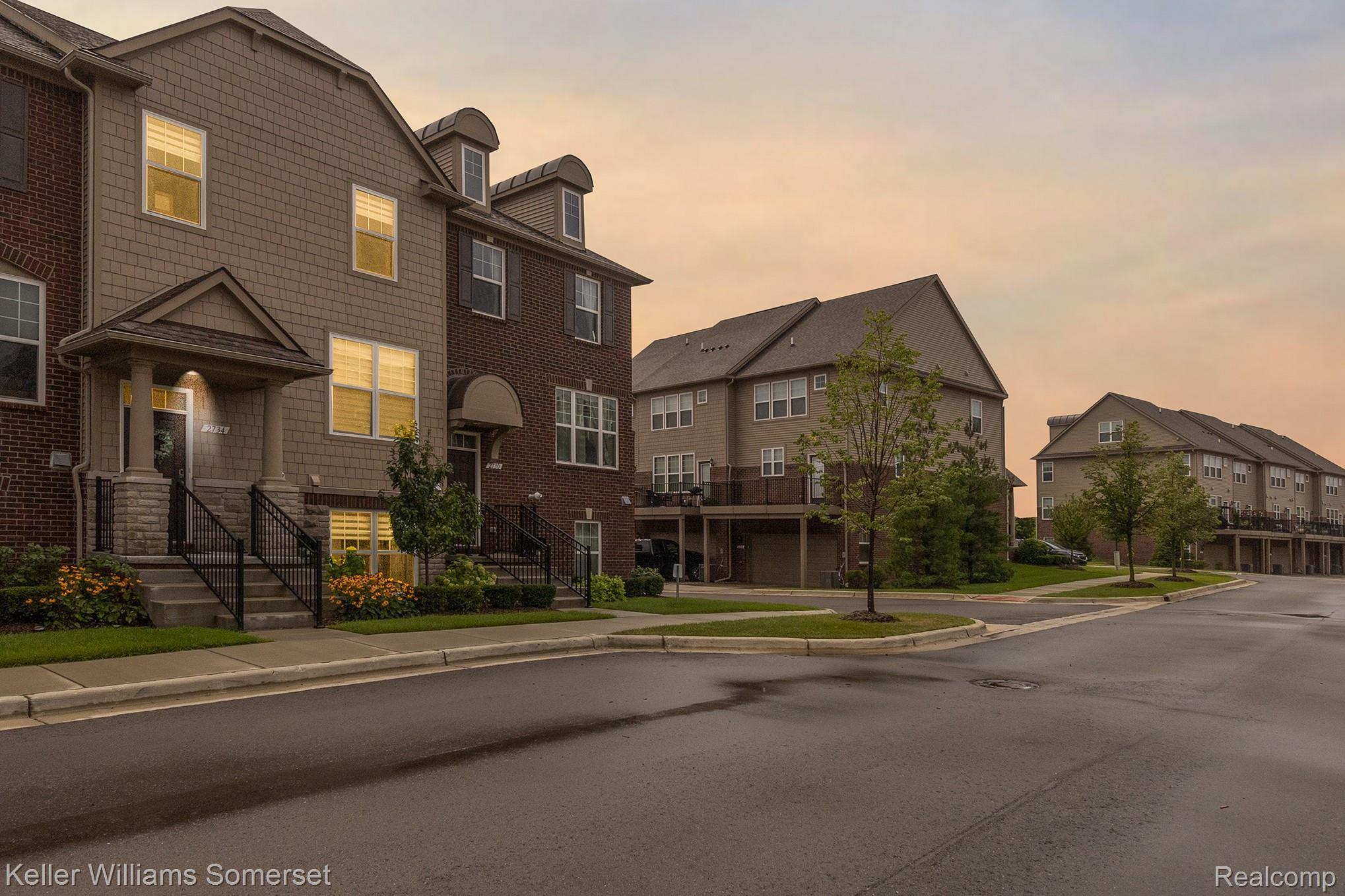 2734 Helmsdale Circle Rochester, MI 48307 - Photo 29 of 32 Beautiful condo in the twilight