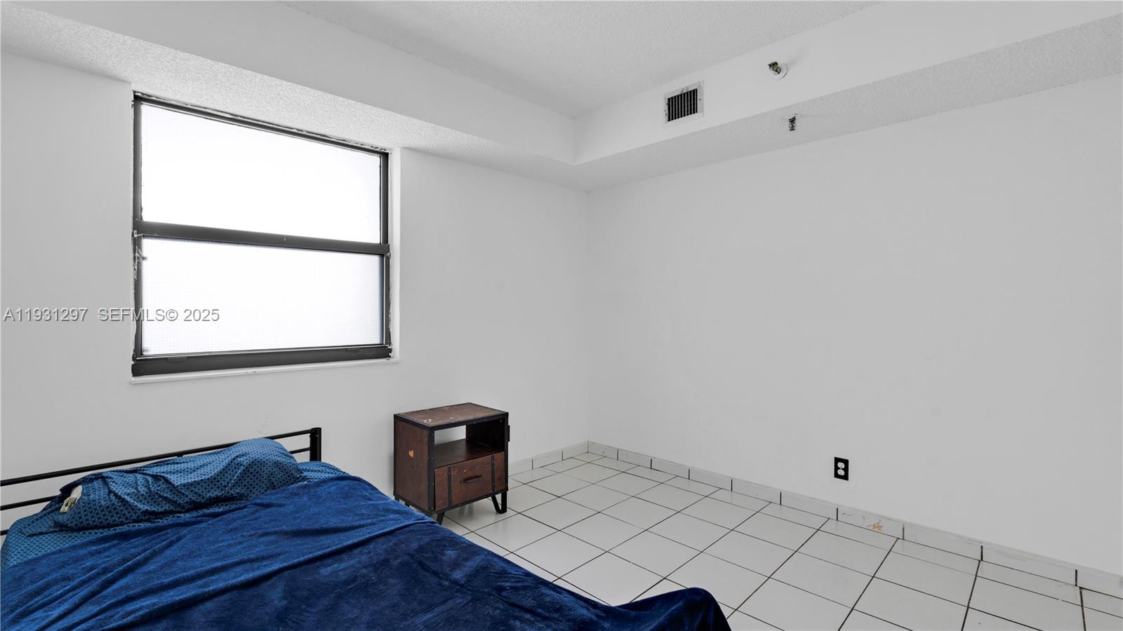546 Southwest 1st Street, Unit 603 Miami, FL 33130 - Photo 13 of 14 a bedroom with a bed and a window