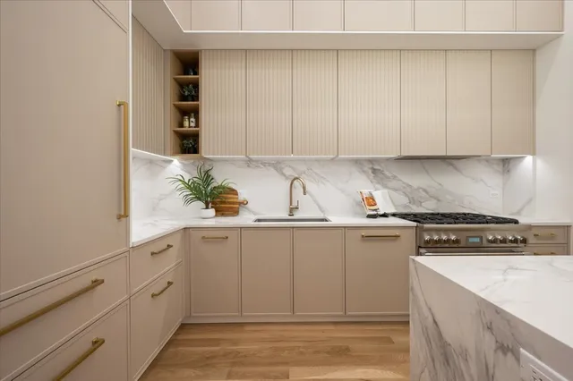 $1,599,900 | 529 North Hartland Court, Chicago, IL 60622