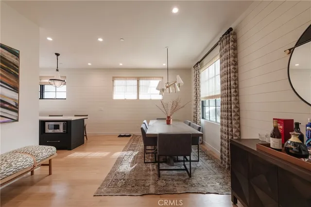 a view of entryway with window