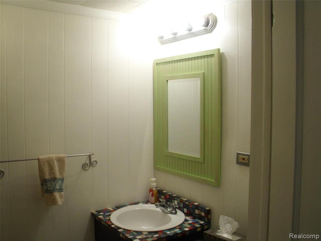 8651 Harding Center Line, MI 48015 - Photo 17 of 43