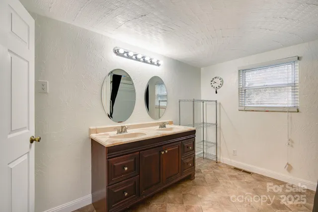 $210,000 | 1510 1st St Place Southeast, Hickory, NC 28602