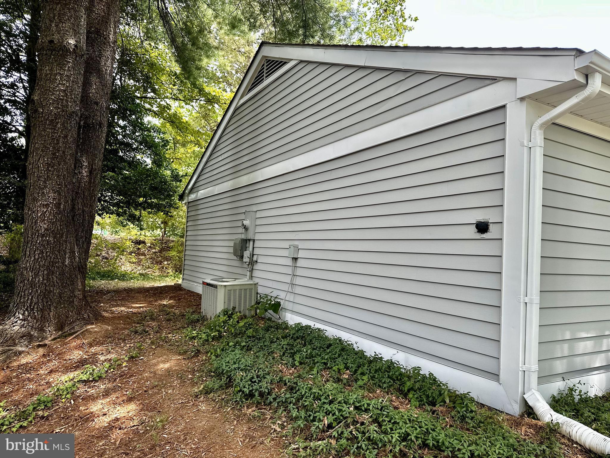 11412 Turnmill Lane Reston, VA 20191 - Photo 23 of 23 Side yard