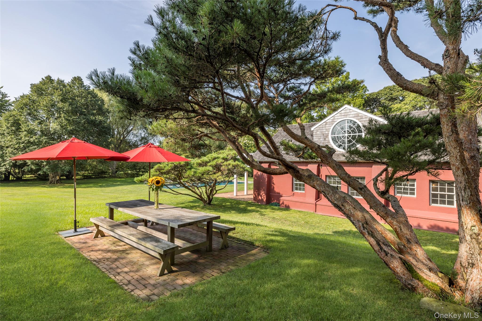 26 Ruxton Road East Hampton, NY 11937 - Photo 16 of 37 Alfresco Dining