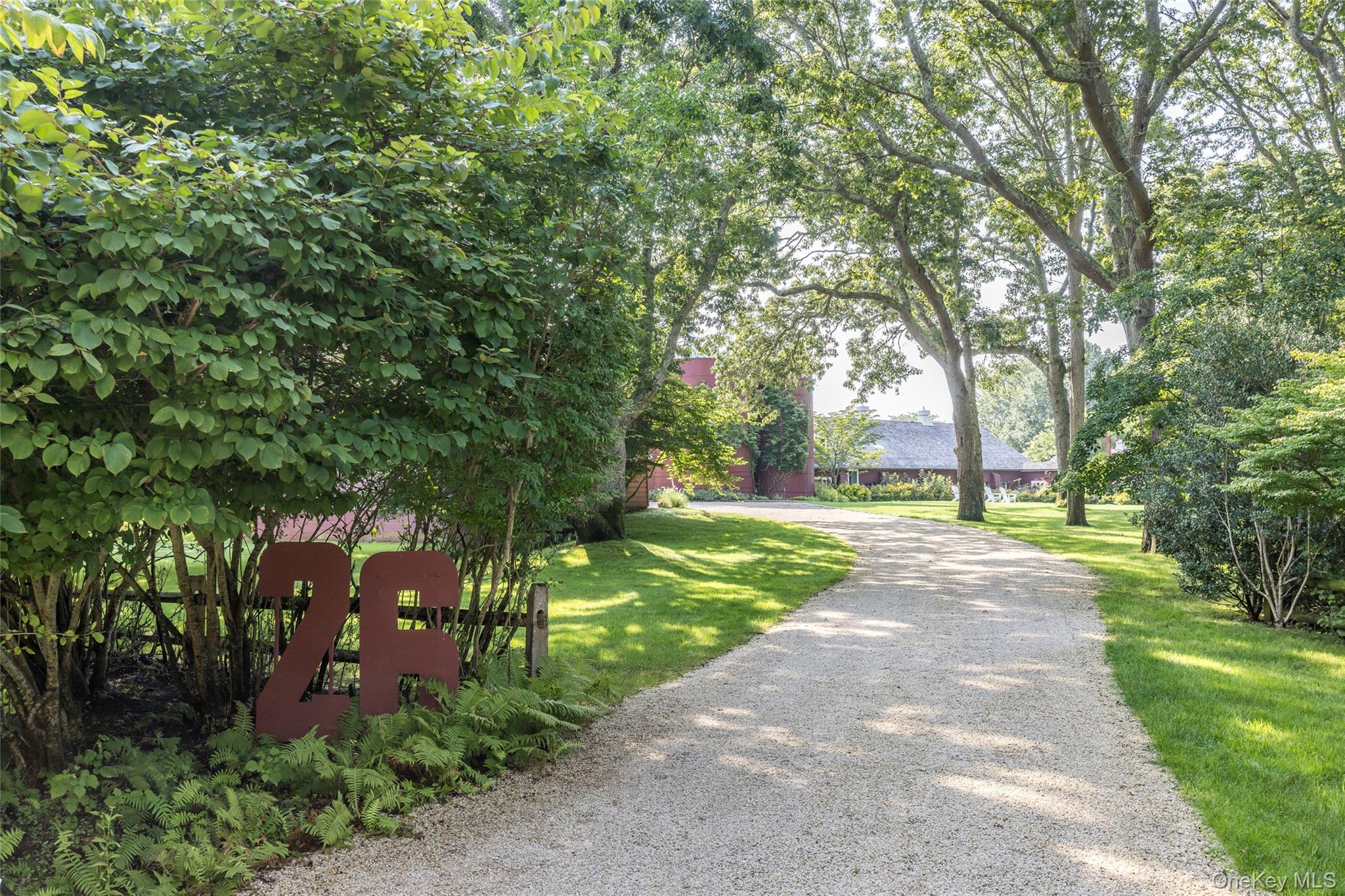 26 Ruxton Road East Hampton, NY 11937 - Photo 3 of 37 Driveway