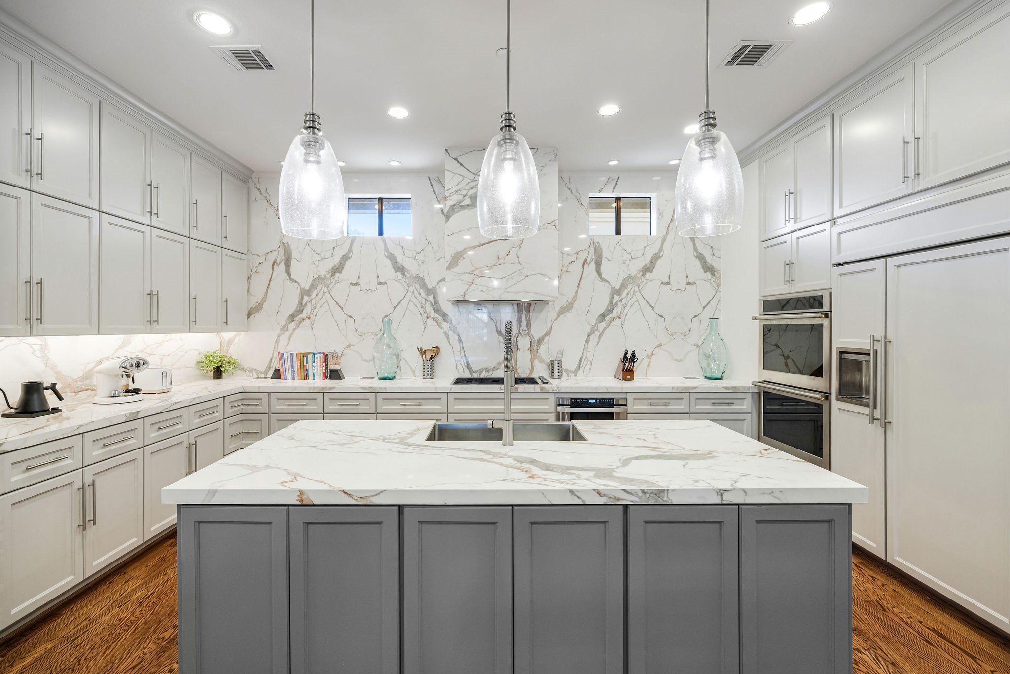 2415 Commonwealth Street Houston, TX 77006 - Photo 1 of 26 From the expansive Italian porcelain countertops to the breathtaking full-height backsplash, every detail of this kitchen was thoughtfully designed to impress.