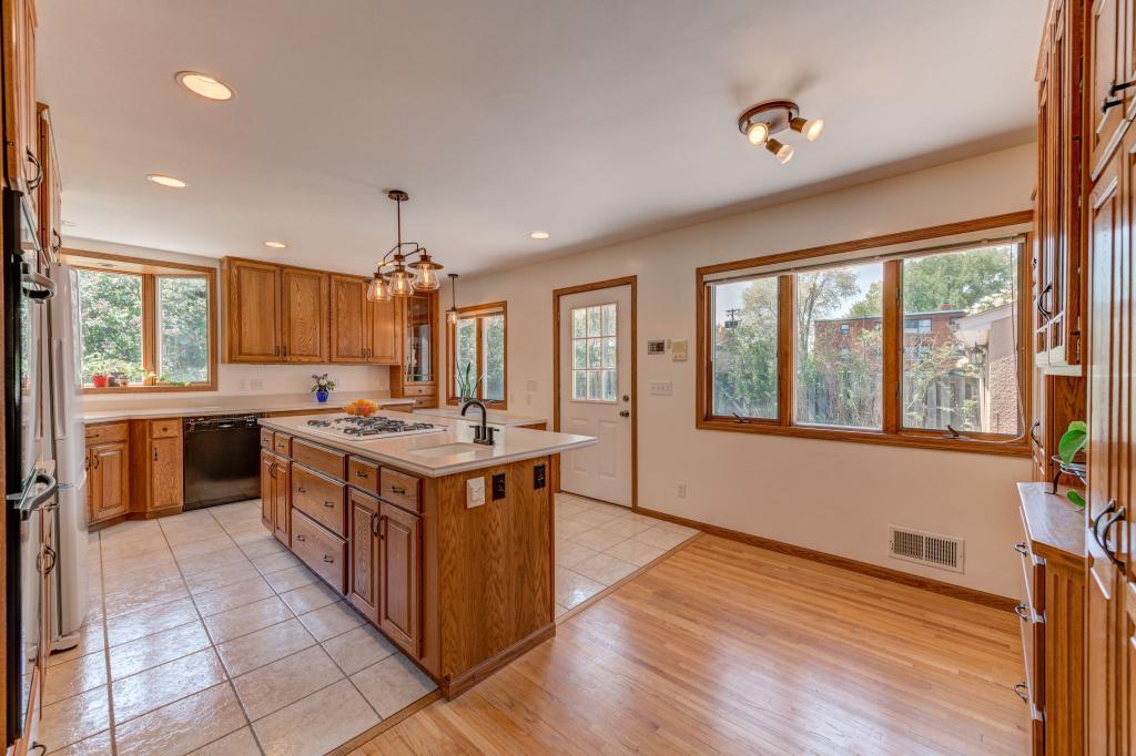 1047 County B Road West Roseville, MN 55113 - Photo 11 of 38