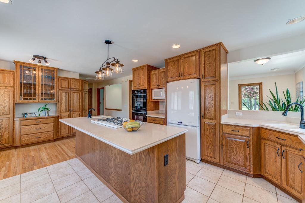 1047 County B Road West Roseville, MN 55113 - Photo 4 of 38