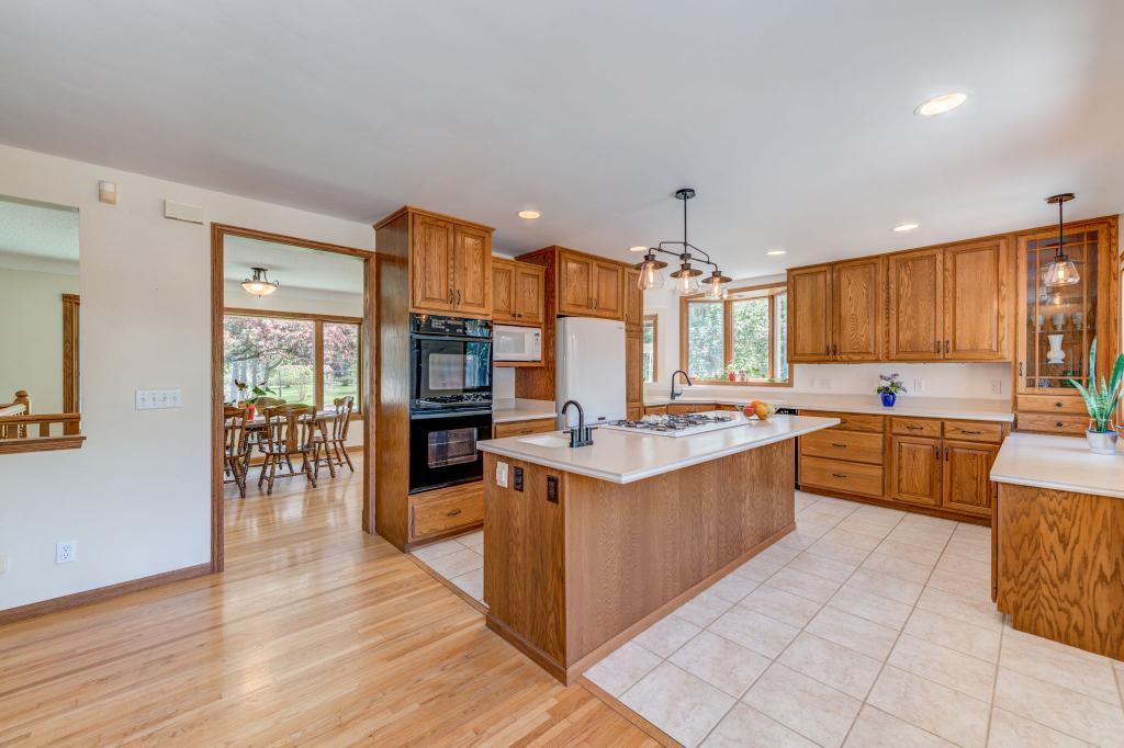 1047 County B Road West Roseville, MN 55113 - Photo 10 of 38